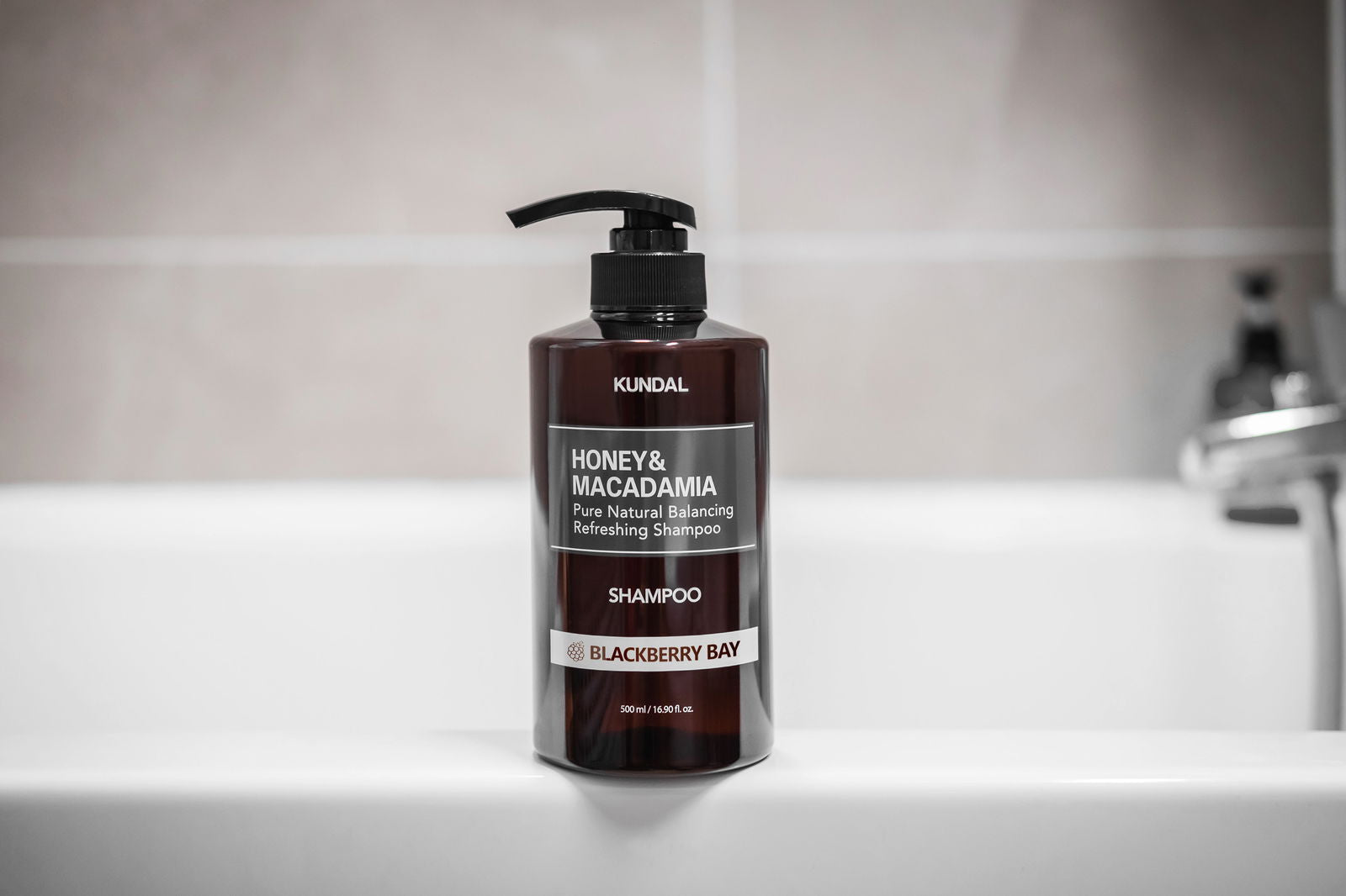 KUNDAL HONEY&MACADAMIA Pure Natural Balancing Refreshing Shampoo 500ml #BLACKBERRY BAY - Chikolab